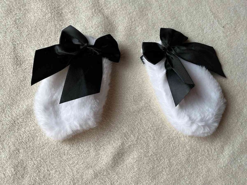 セリアの「ハロウィンふわふわうさぎ耳　2個入り」は黒いリボンがかわいい