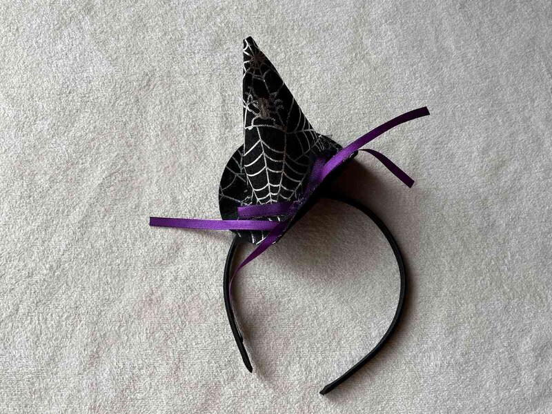 セリアの「ハロウィンカチューシャ 魔女の帽子」