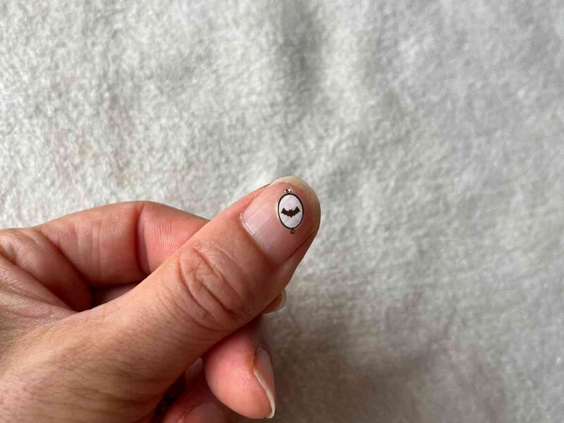 セリアの「ネイルシール ハロウィン」はかんたんに付けられる