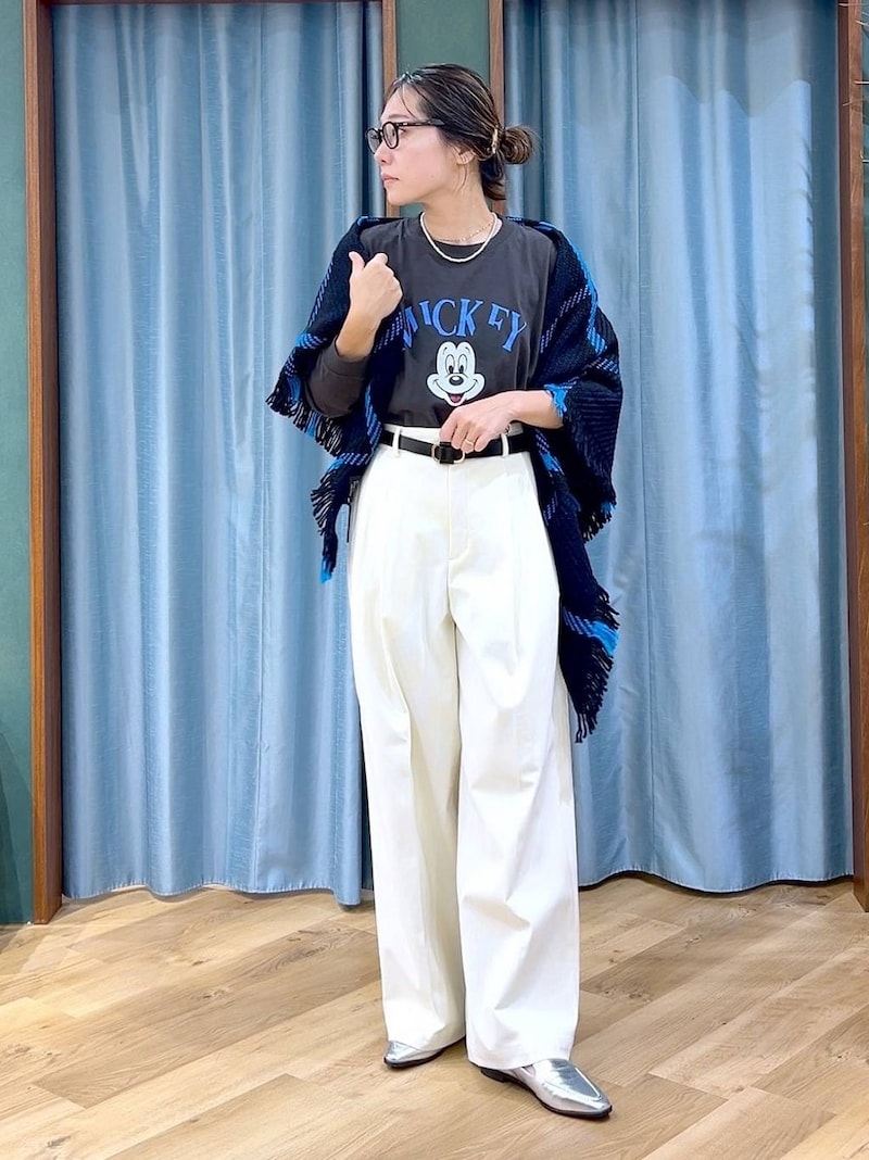 ベースがシックなカラーならミッキーTシャツでもおしゃれに着られます　出典：WEAR