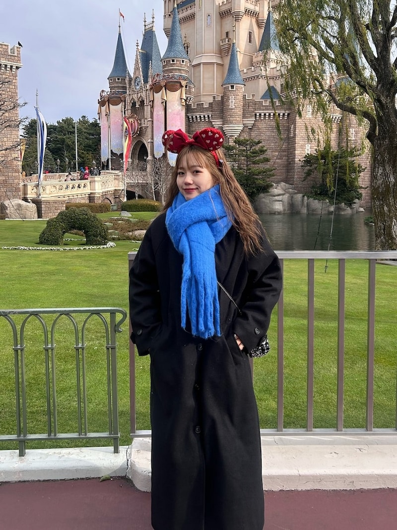 黒のロングコートにマフラーで差し色をプラスしたコーデなら、どんなカチューシャを選んでもOK　出典：WEAR