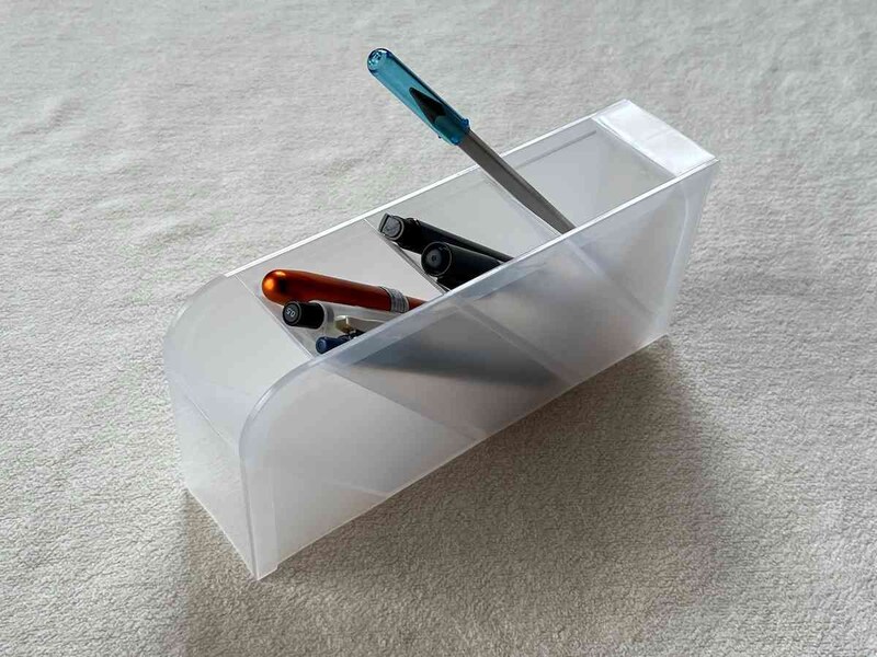 セリアの「タワーペンスタンド」を横にして使う