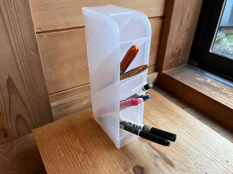 セリアの「タワーペンスタンド」は立てれば空間を活用できる