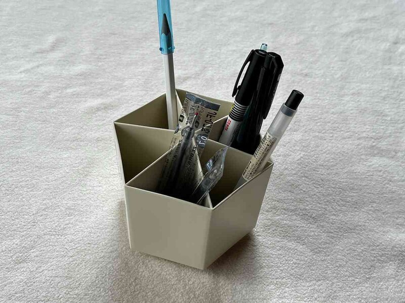 セリアの「回転式ペンスタンド」はペン入れが6ヶ所に仕切られている