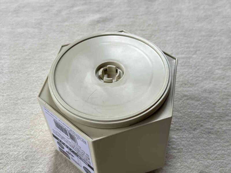 セリアの「回転式ペンスタンド」は底に回転する台が付いている