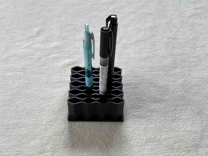 セリアの「ステーショナリースタンド」はペンをまっすぐ立てて収納