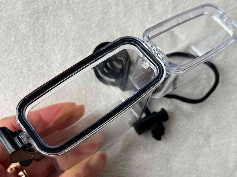 セリアの「スケルトンケース」にはパッキンのようなものも付いている