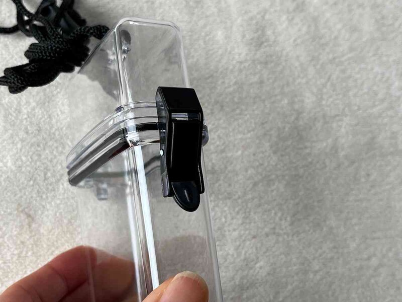 セリアの「スケルトンケース」はバックルを使って開閉する