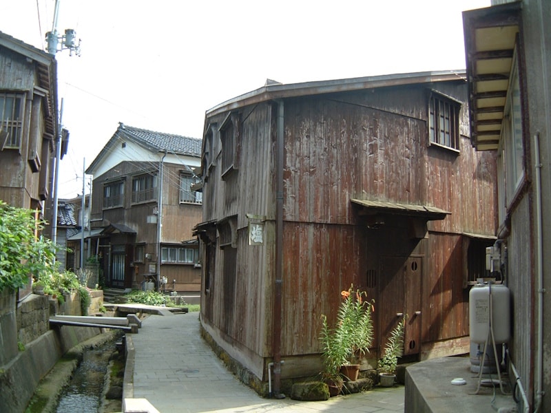 宿根木の町並み（1）／三角形の家