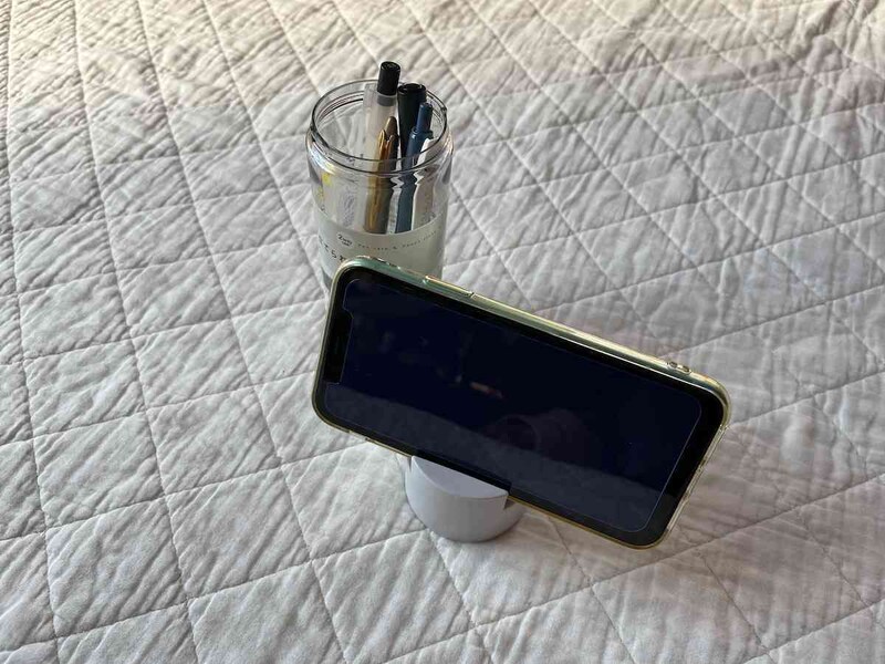 セリアの「スマホが立てられるペンケース」のふたがスマホスタンドに