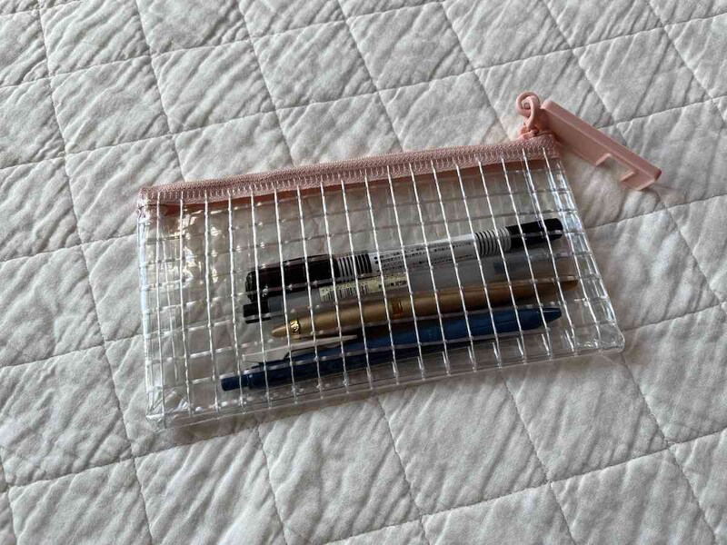 セリアの「スマホが立てられるペンポーチ」