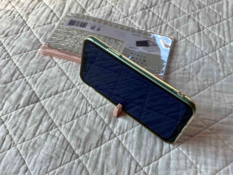 ファスナー部分がスマホスタンドになる