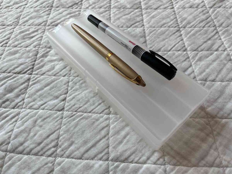 セリアの「フタに置けるペンケース」のフタに置いてもペンが転がらない