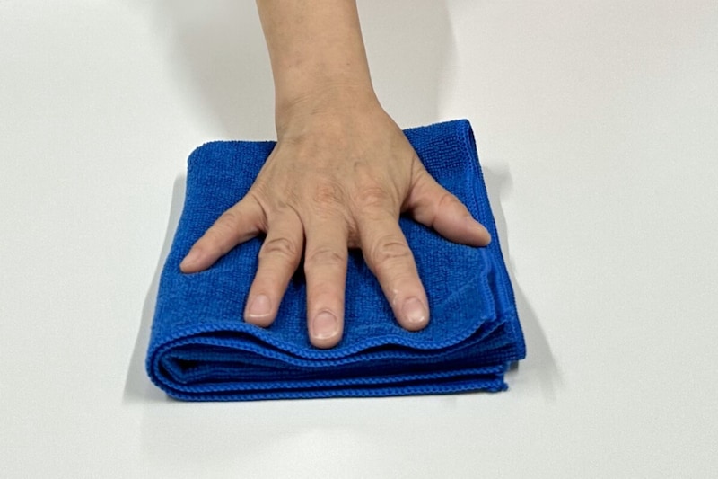 タオルを8等分すると手のひらにぴったりサイズ!端が集まった側を親指側で持つと、タオルがバラ つかず、全体に力を入れて拭きやすい。