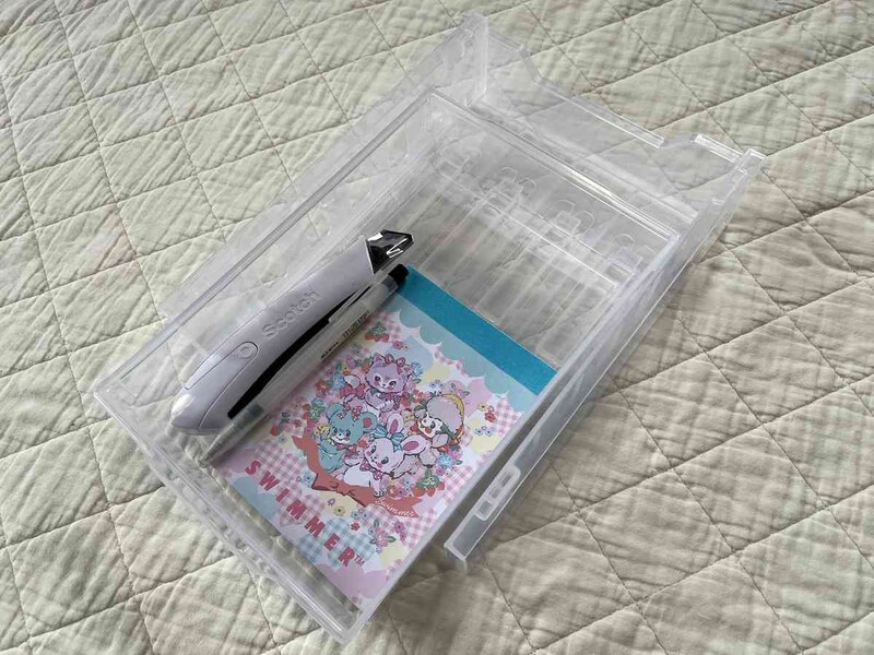 セリアの「A5トレー縦型」と「A5ラック縦型」はメモ帳やペンなどを入れておける