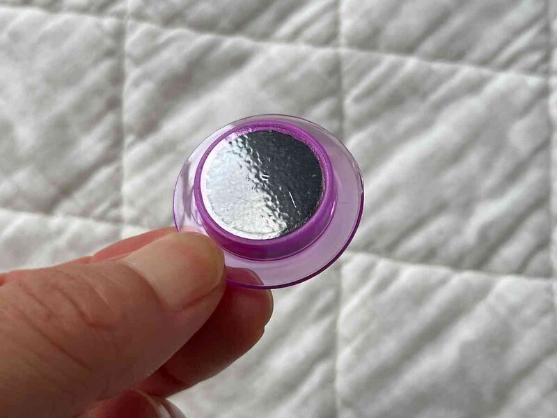 セリアの「フィルムコーティングマグネット」は磁石面にフィルムがついているから傷つけにくい