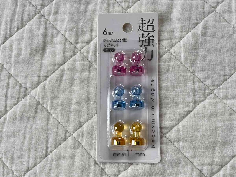 セリアの「プッシュピン型マグネット」