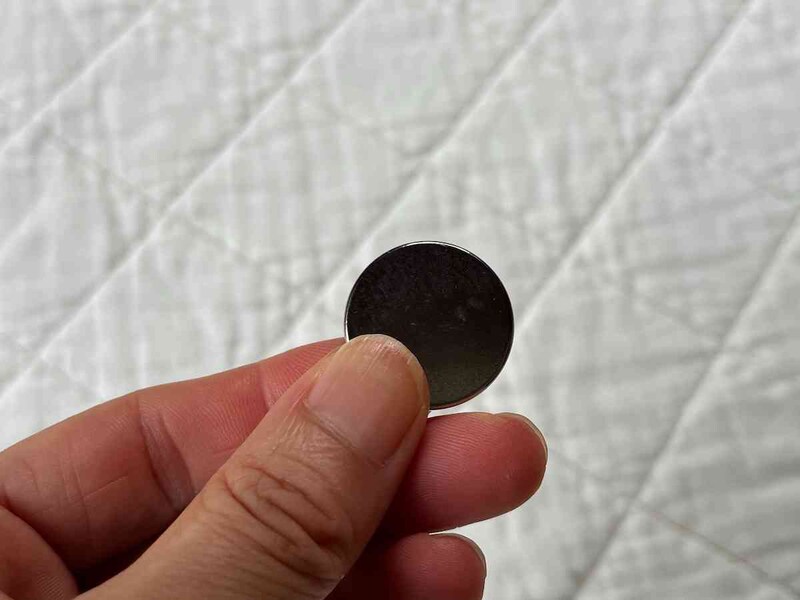 セリアの「丸型超強力マグネット」はボタン電池のような形
