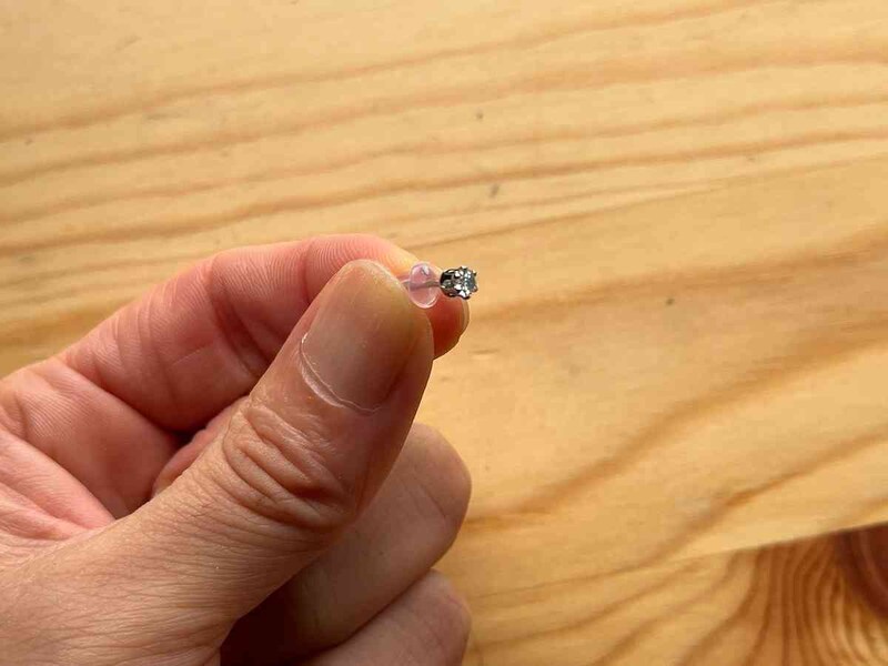 セリアの「ピアスキュービックジルコニア」のサイズは小さめ