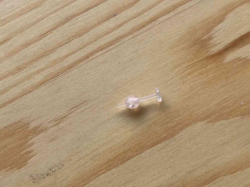 セリアの「透明ピアス」は肌馴染みの良いピンク色