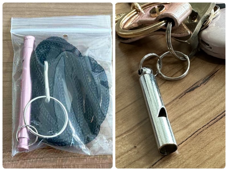 防災ポーチにホイッスル