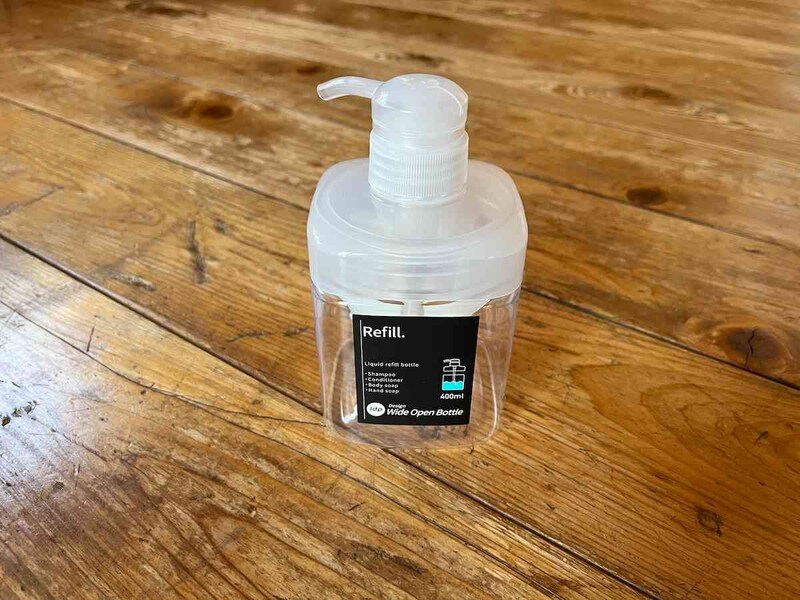 ダイソーの「1dp　広口ポンプボトル　400ml　角　クリア」