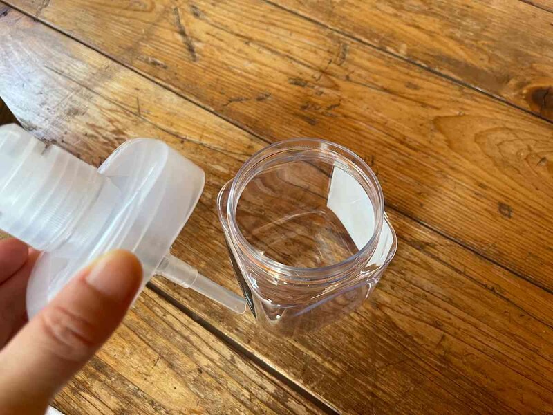 ダイソーの「1dp　広口ポンプボトル　400ml　角　クリア」はシャンプーを詰め替えしやすい
