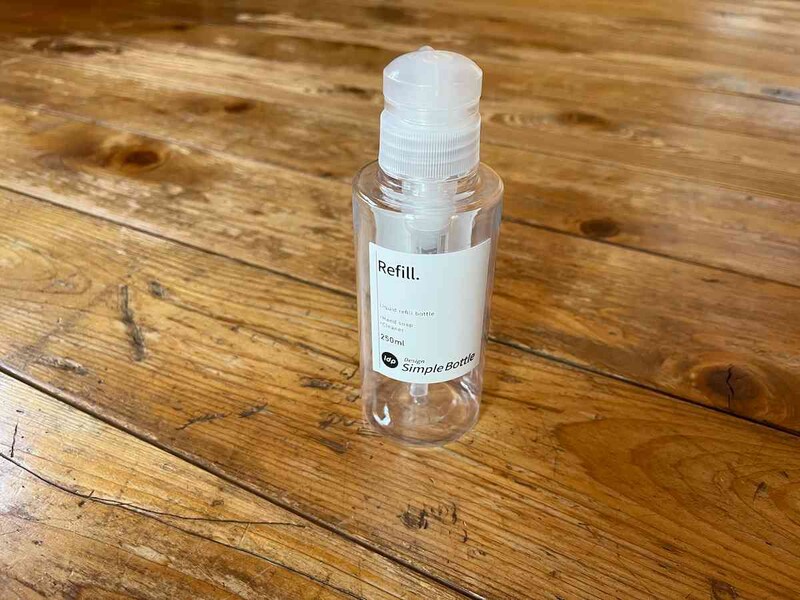 ダイソーの「1dp　スリムポンプボトル　250ml」