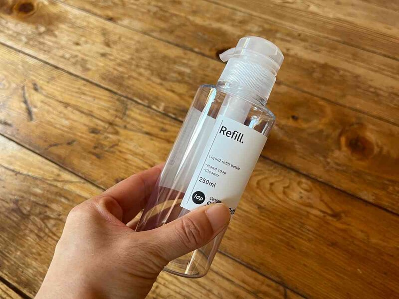 ダイソーの「1dp　スリムポンプボトル　250ml」は小さくて置き場所にも困らなそう