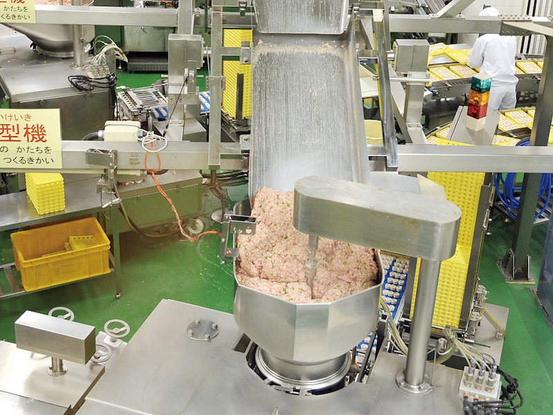 崎陽軒の横浜工場ではグリーンピースが混ざっているあんを見ることができる（提供画像）