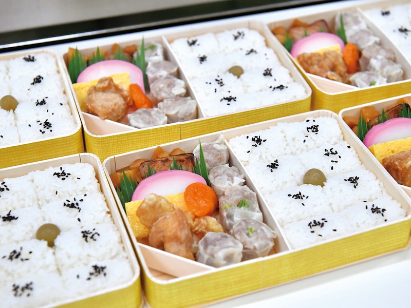 経木の弁当箱の幅に合わせてシウマイ4個だったが、5個になったことで1つはみ出す形となった(提供画像)