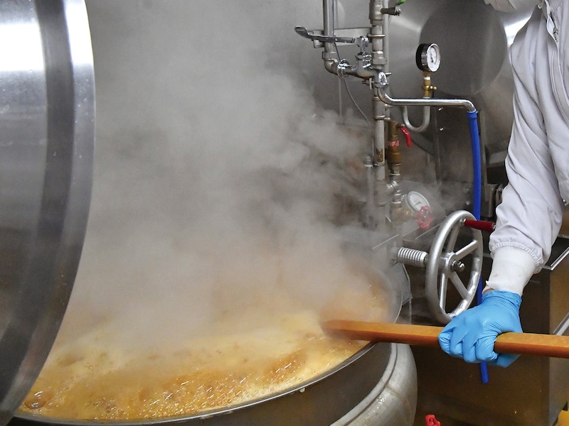 シンプルな調味料で大量に煮込むことが「筍煮」のおいしさの秘密(提供画像)