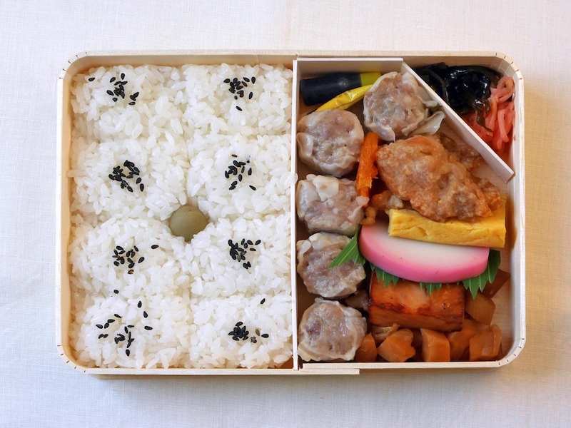 「ごはんは左、お箸は右」というセオリーで置くと、おかずが手前を向いていないことが判明!(筆者撮影)