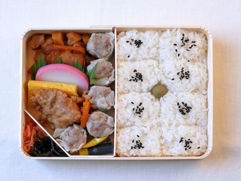 ごはんを右に置いて撮影すると、おかずが正面を向いている!(筆者撮影)