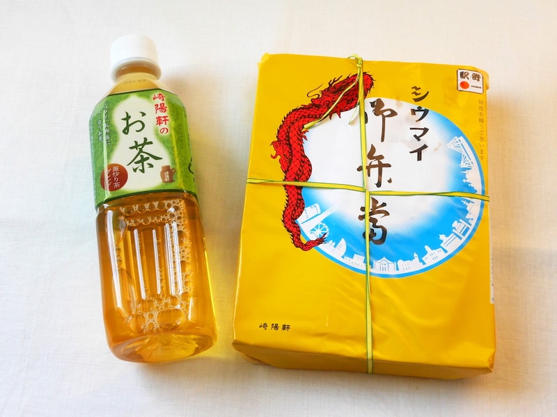 すっきりとした味わいの「崎陽軒のお茶 釜炒り茶ブレンド」(税込130円)(筆者撮影)