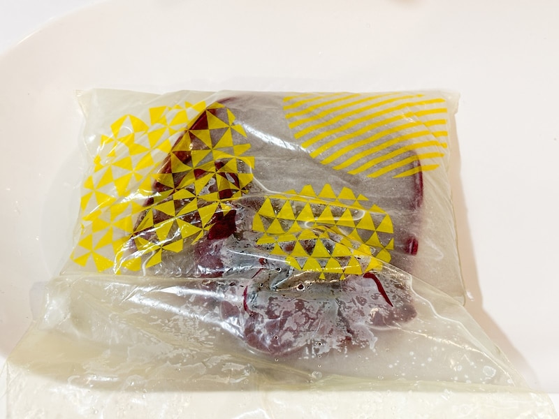 チャック付きの保存袋を使って帽子を手洗いする