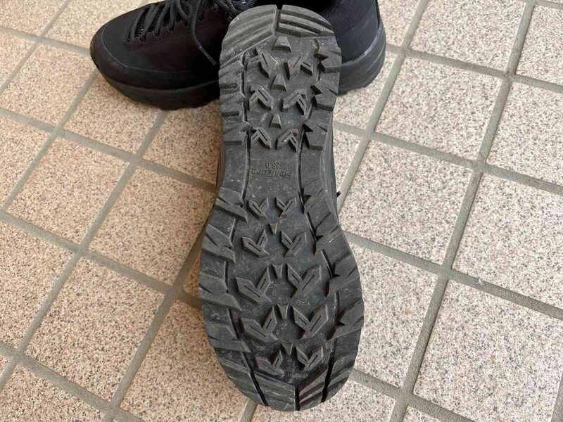 ワークマンの登山靴「高耐久シューズ アクティブハイク」は凹凸のある靴底