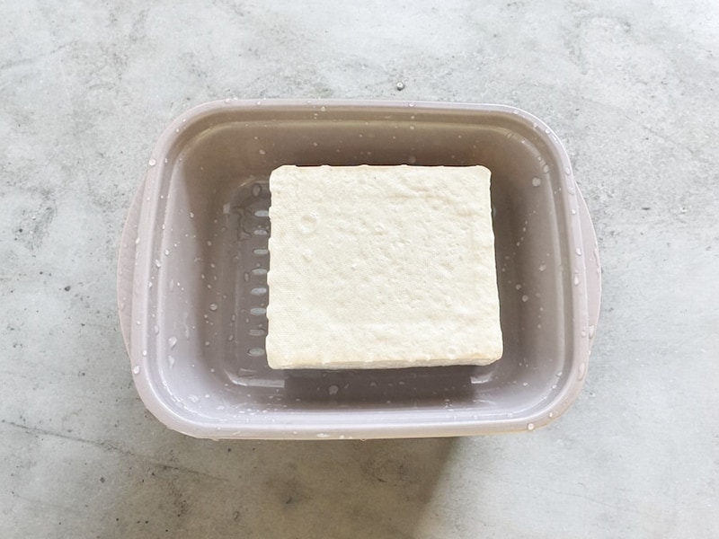 ザルを使った豆腐の水切り