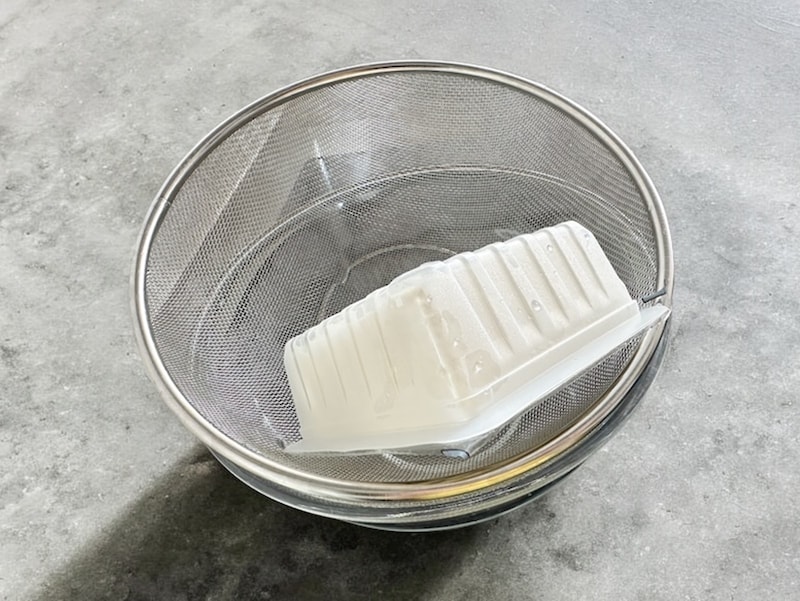 豆腐の水切りパックのまま