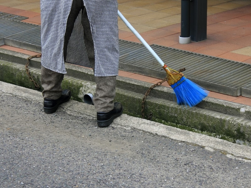 内水氾濫対策　側溝の落ち葉