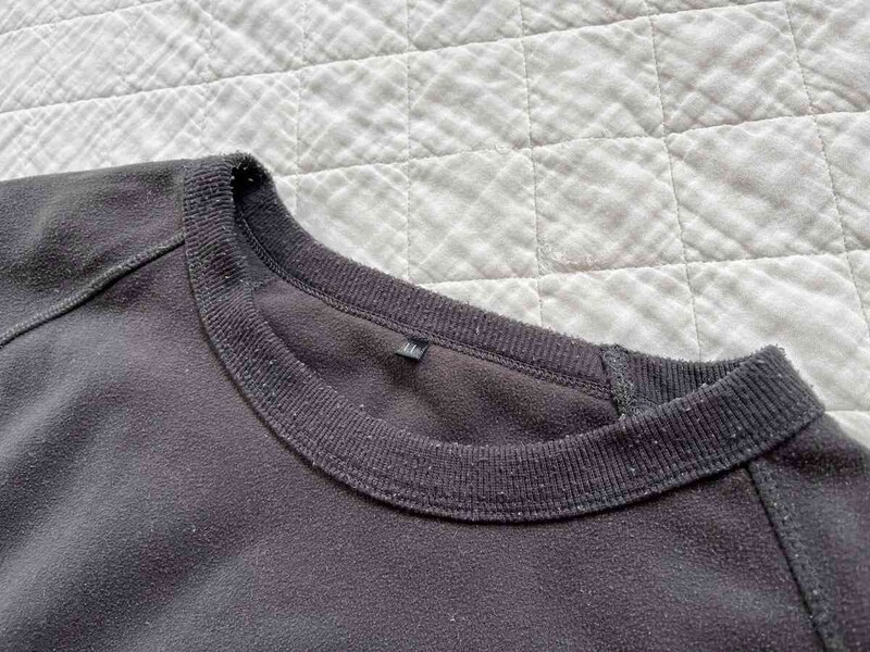 スエットの襟の毛玉を取っていく