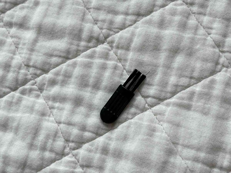 汚れは付属のブラシを使って取れる