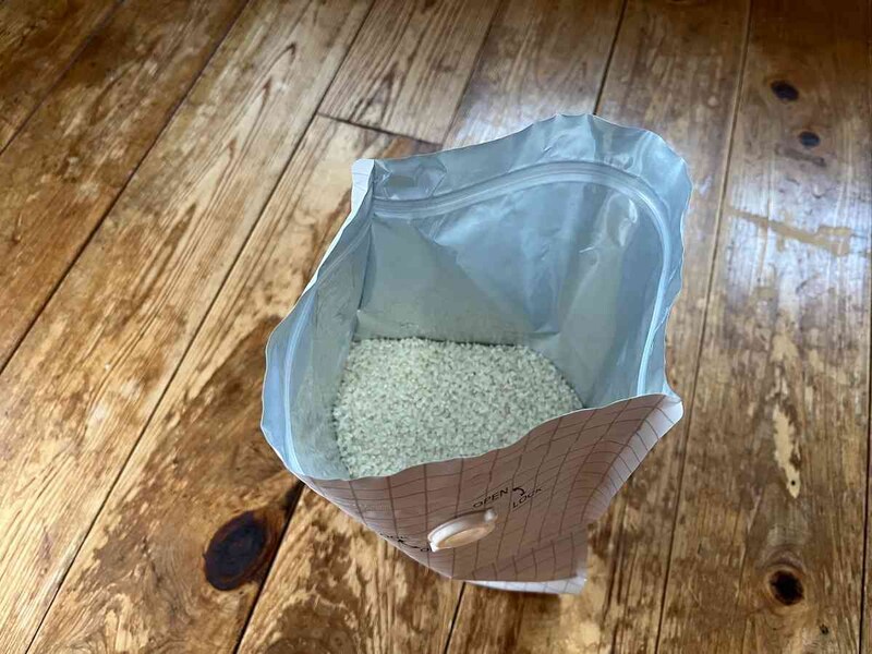 ダイソーの米袋「お米のための保存袋」のチャックを開けてお米を入れる
