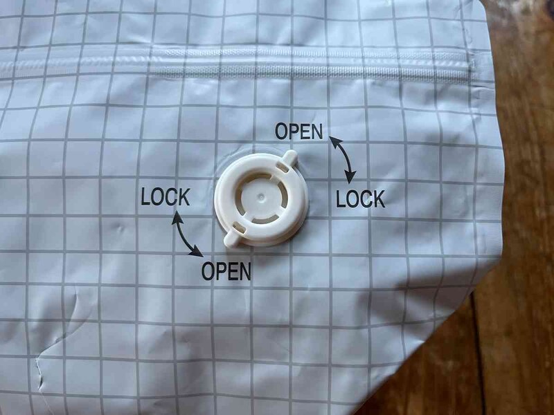 バルブパーツを反時計回りに回転させて、突起を「OPEN」に合わせて空気を抜く