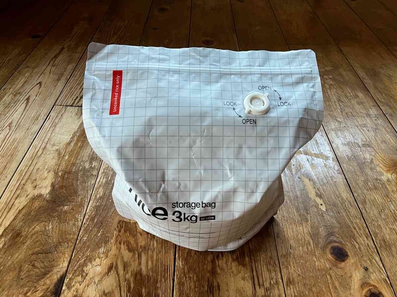 お米を入れたらチャックをしっかりと閉じる