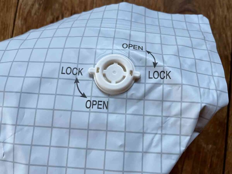 突起を「LOCK」にすると空気が入らなくなる