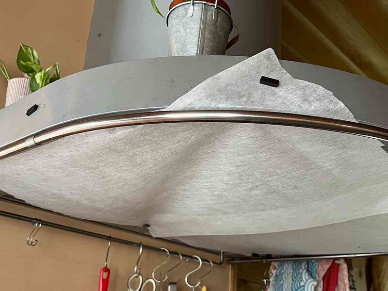 レンジフードにダイソーの「抗菌レンジフードフィルター」をつけている