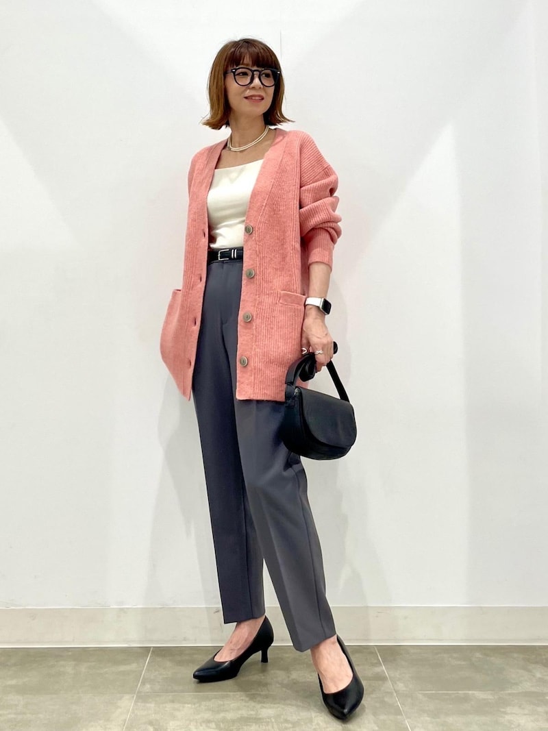 きれい色で華やかムードをプラス。ロング丈は体型カバーにも効果的です 出典:StyleHint