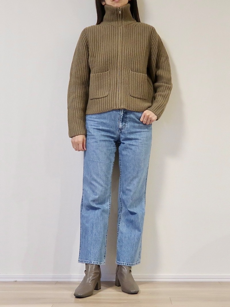 襟もとに高さがあるため、それだけでアクセントに。あたたかさも抜群です。