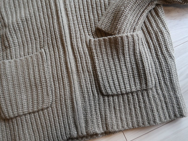 フロント部分についているミニポケットも、目線を上げてくれてスタイルアップに効果的